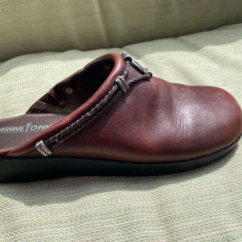 MINNETONKA WOMENS SZ 10 /CLOGS-STYLE 6062